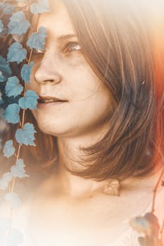 一幅户外环境中，具有柔和泥土色调、长着树叶的女人特写艺术肖像