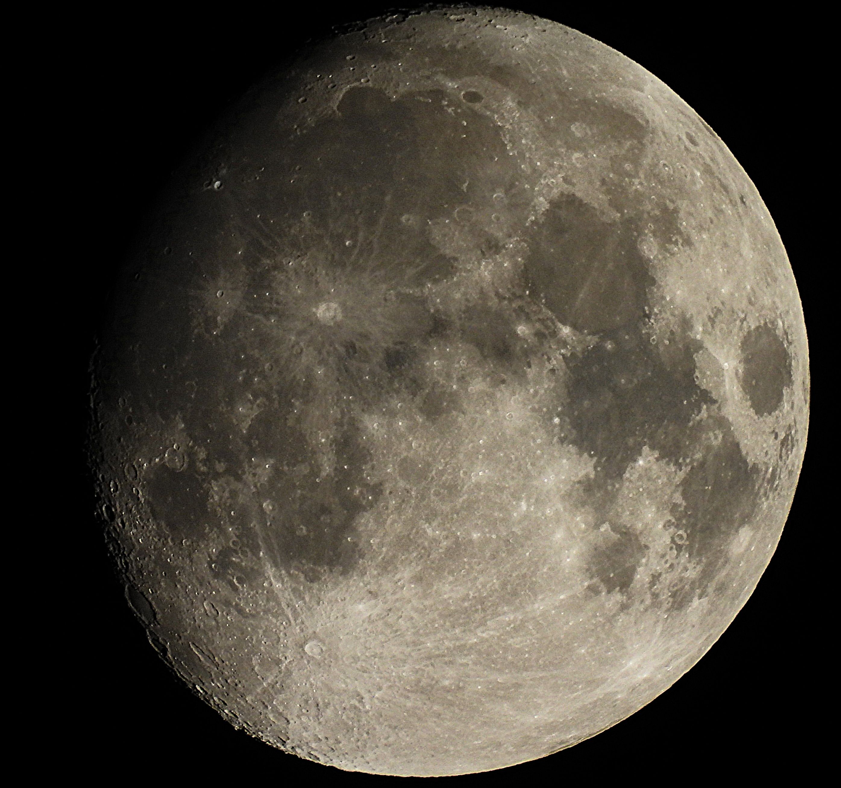 Close Up Detalhado Da Lua Crescente Gibosa · Foto profissional gratuita