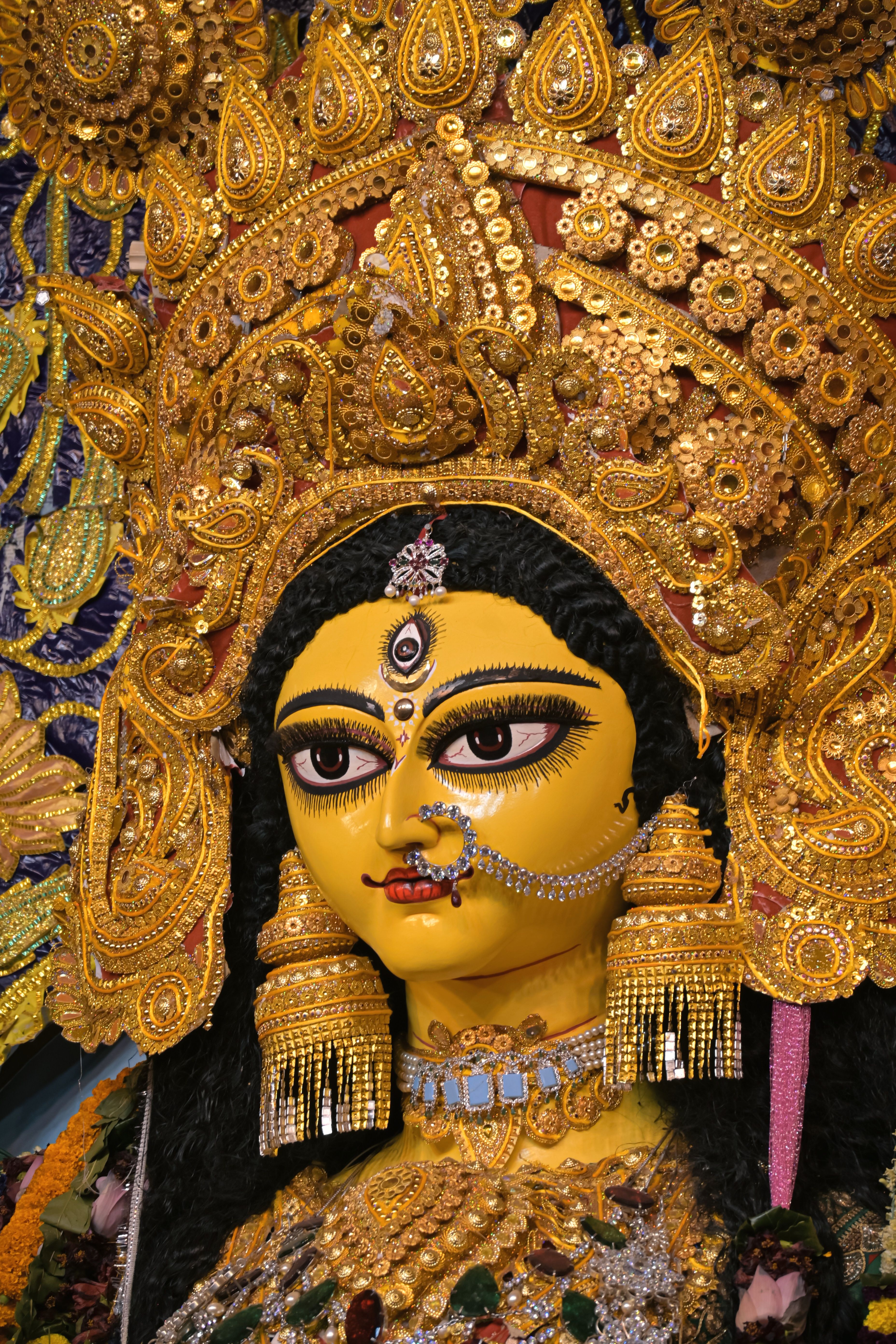 सजी हुई देवी प्रतिमा