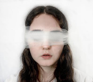 一个蒙眼女人的特写镜头，表情平静，探索着内省的主题