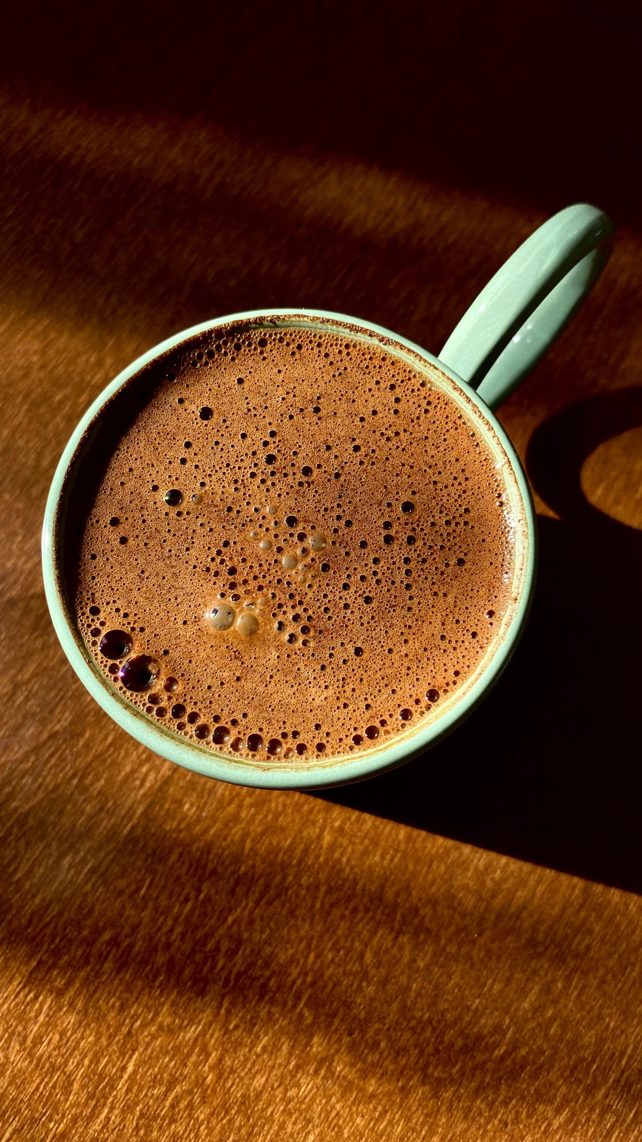Ilustrasi secangkir kopi pagi yang terkena sinar matahari