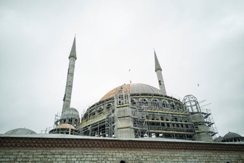 建設中のモスクのローアングル写真