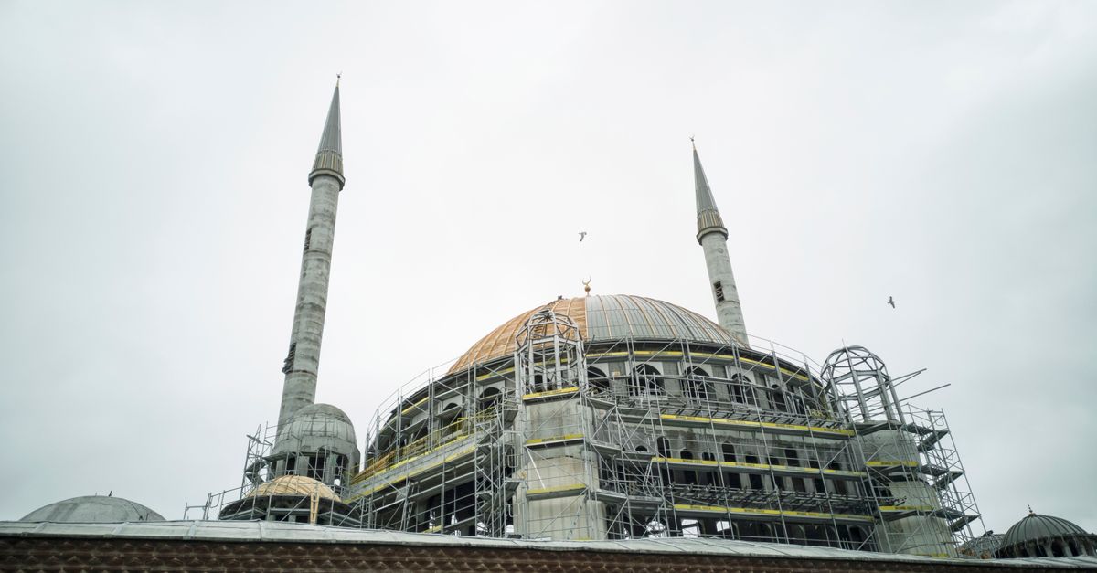 Mosque Getting Build Low Angle Photography Of A Mosque Under Construction · Free Stock Photo