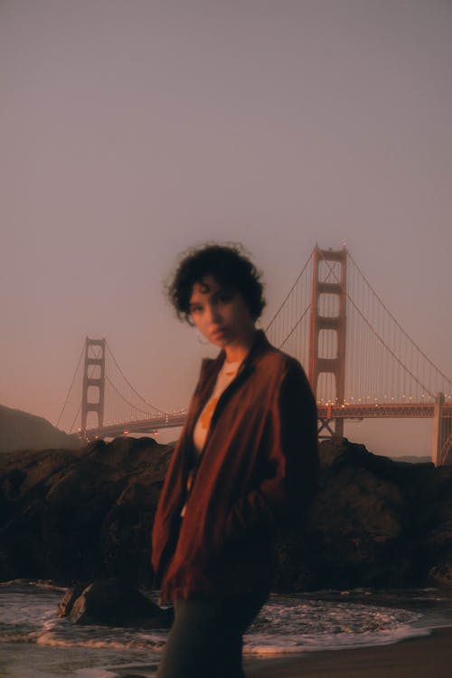 Golden Gate Köprüsü Yakınlarında Deniz Kıyısında Duran Kadın