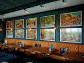 用餐区温馨迷人，配有复古画作、别致的家具，氛围舒适