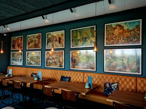 用餐区温馨迷人，配有复古画作、别致的家具，氛围舒适