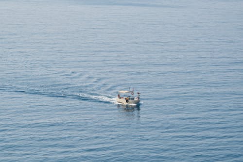 Barco Navegando En El Mar