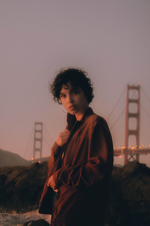 Donna Che Indossa Un Soprabito Marrone In Piedi Davanti Al Golden Gate Bridge View