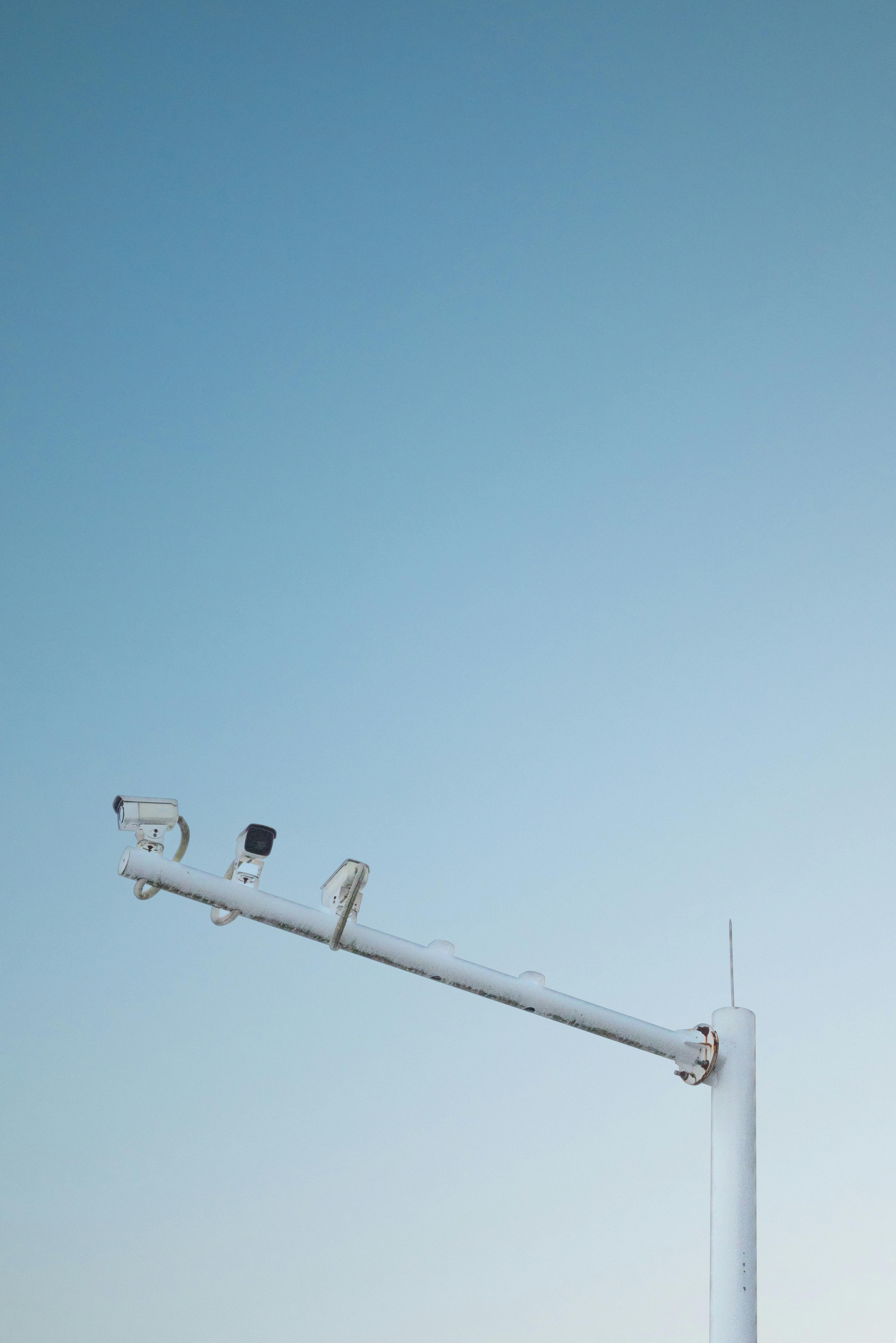 Gratis Cámara De Vigilancia Contra El Cielo Azul Claro Foto de stock