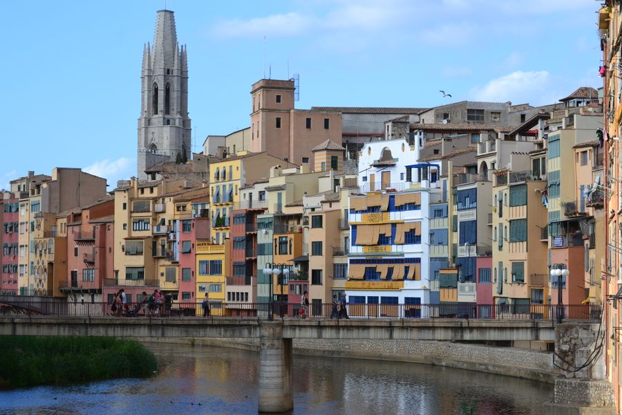 Girona, casas de colores junto al río Onyar