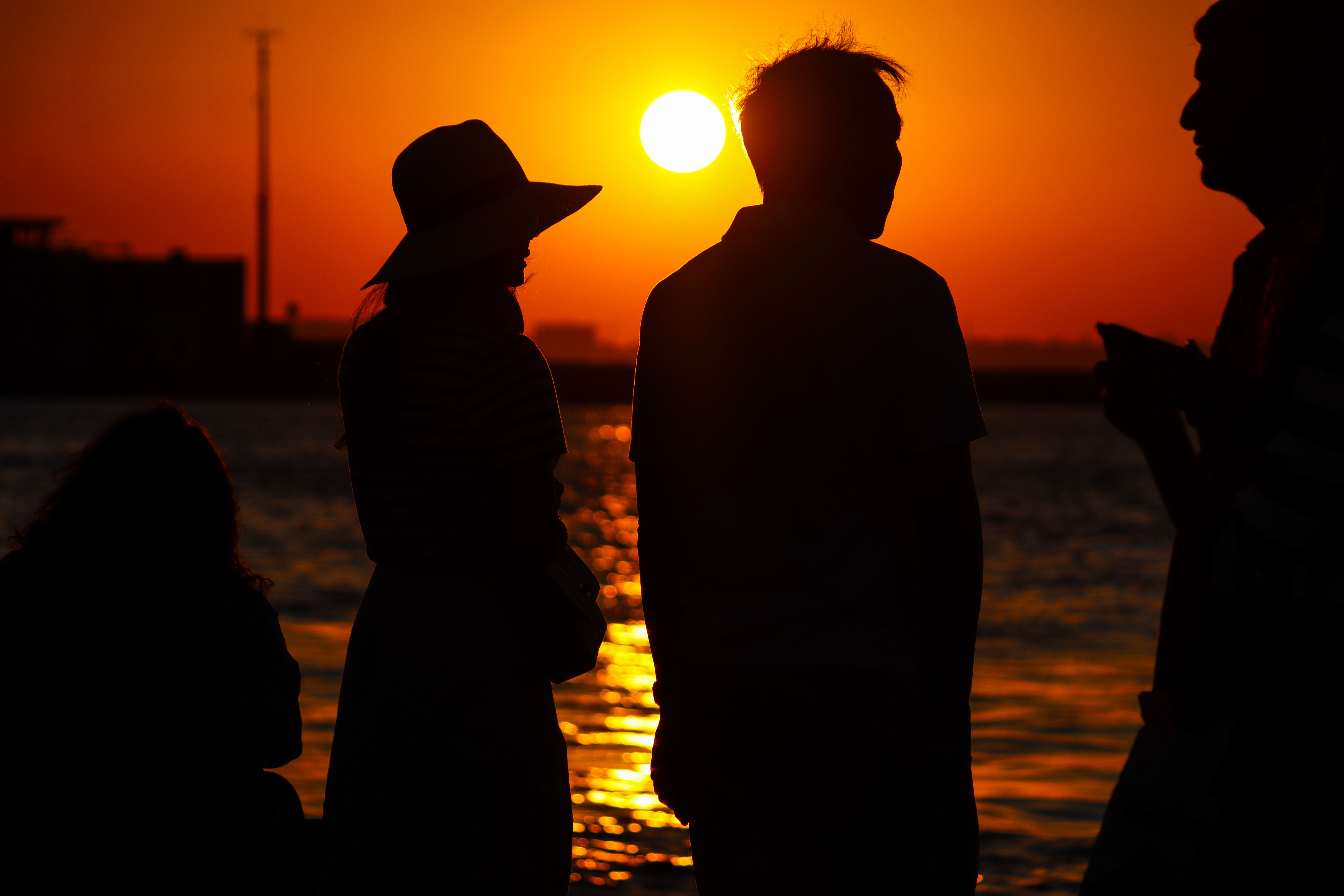 Silhouettes at Sunset on the Water · Free Stock Photo