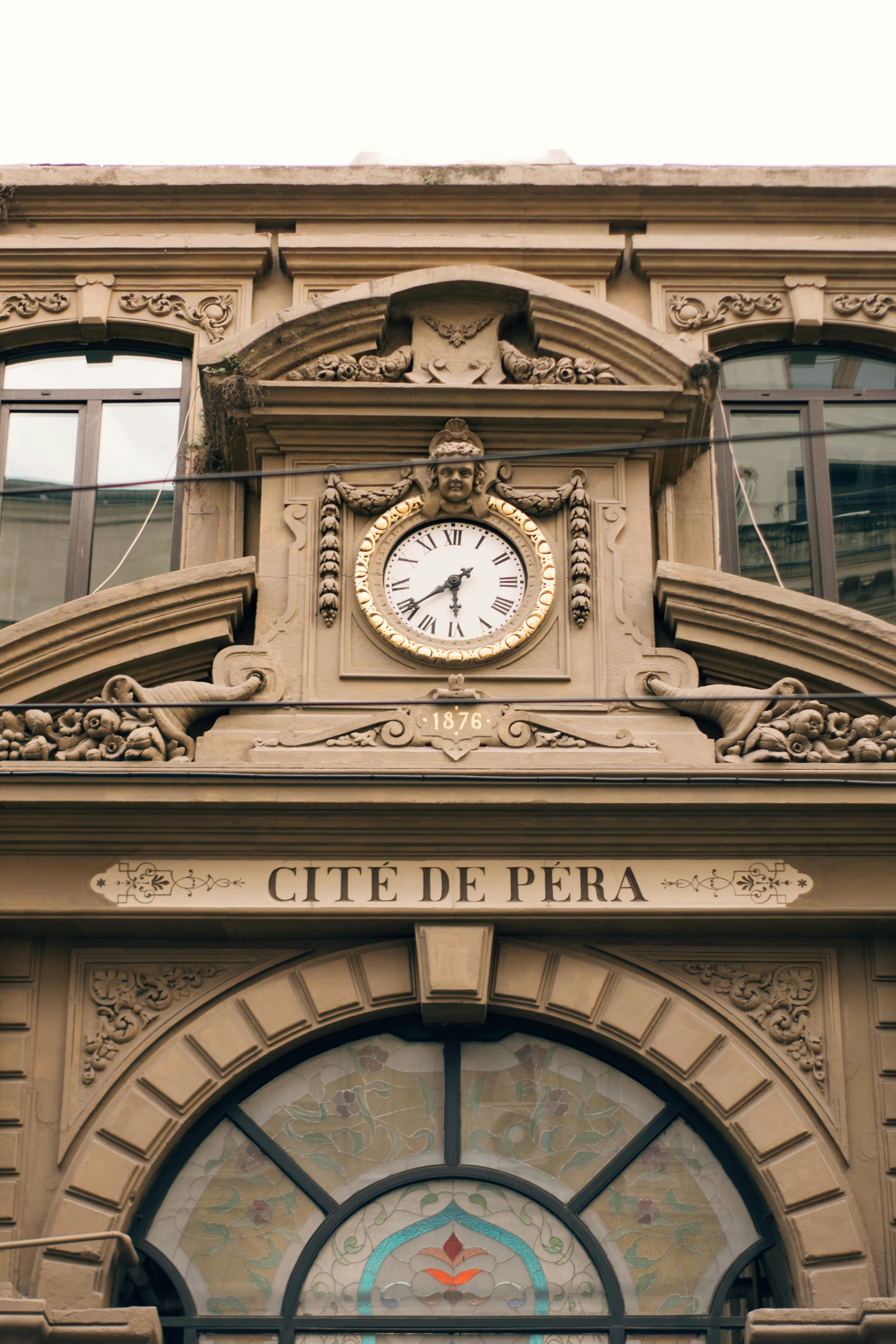 Kostenlos Historisches Gebäude Der Cité De Péra Mit Uhr Stock-Foto