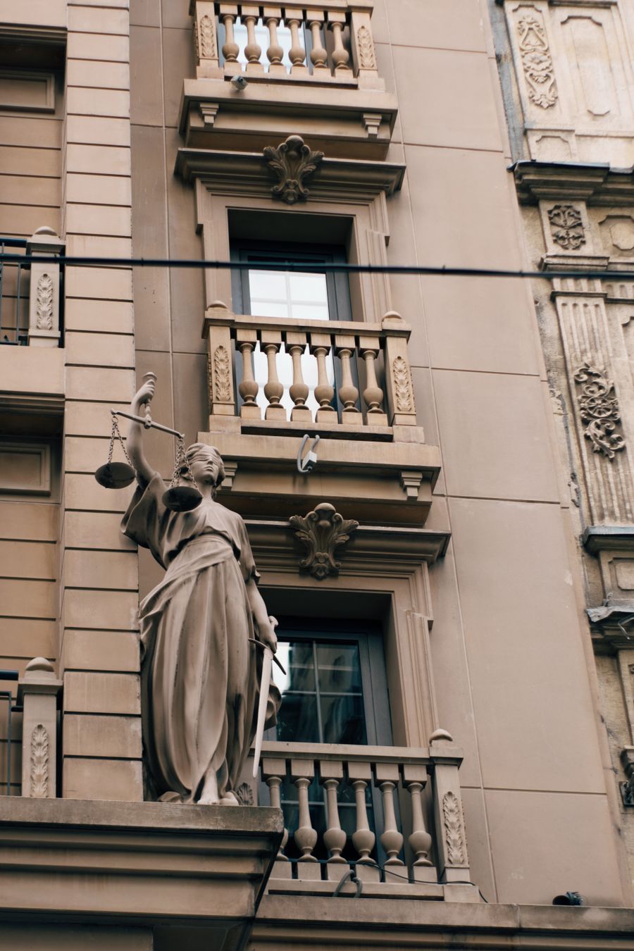 Estatua de la Justicia en la fachada de un edificio histórico