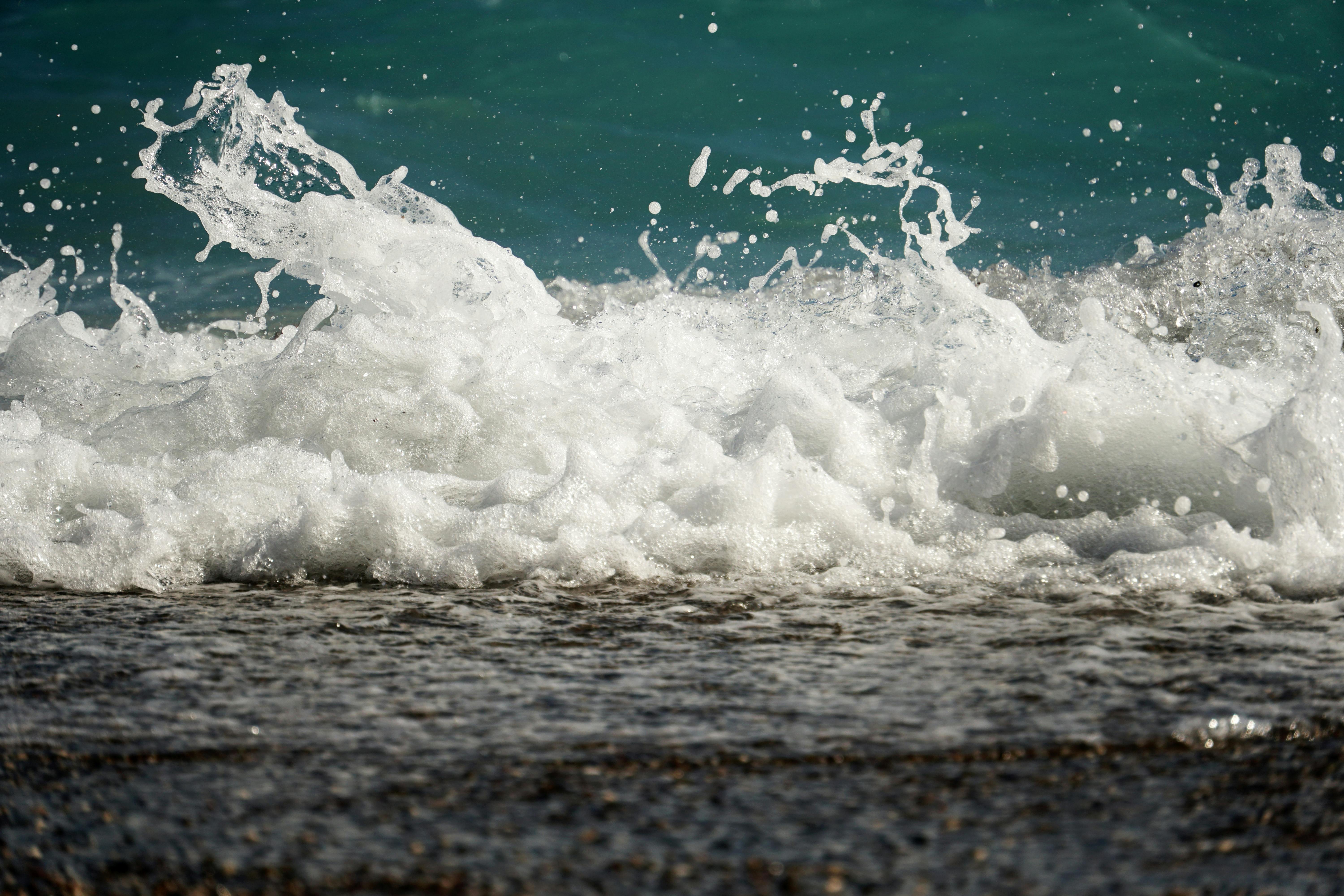 Vagues Océaniques Dynamiques S'écrasant Sur La Plage De Galets