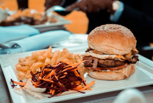 Imagine de stoc gratuită din burger, cartofi pai, cină
