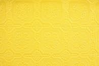黄色装饰性浮雕壁纸的特写，图案复杂重复