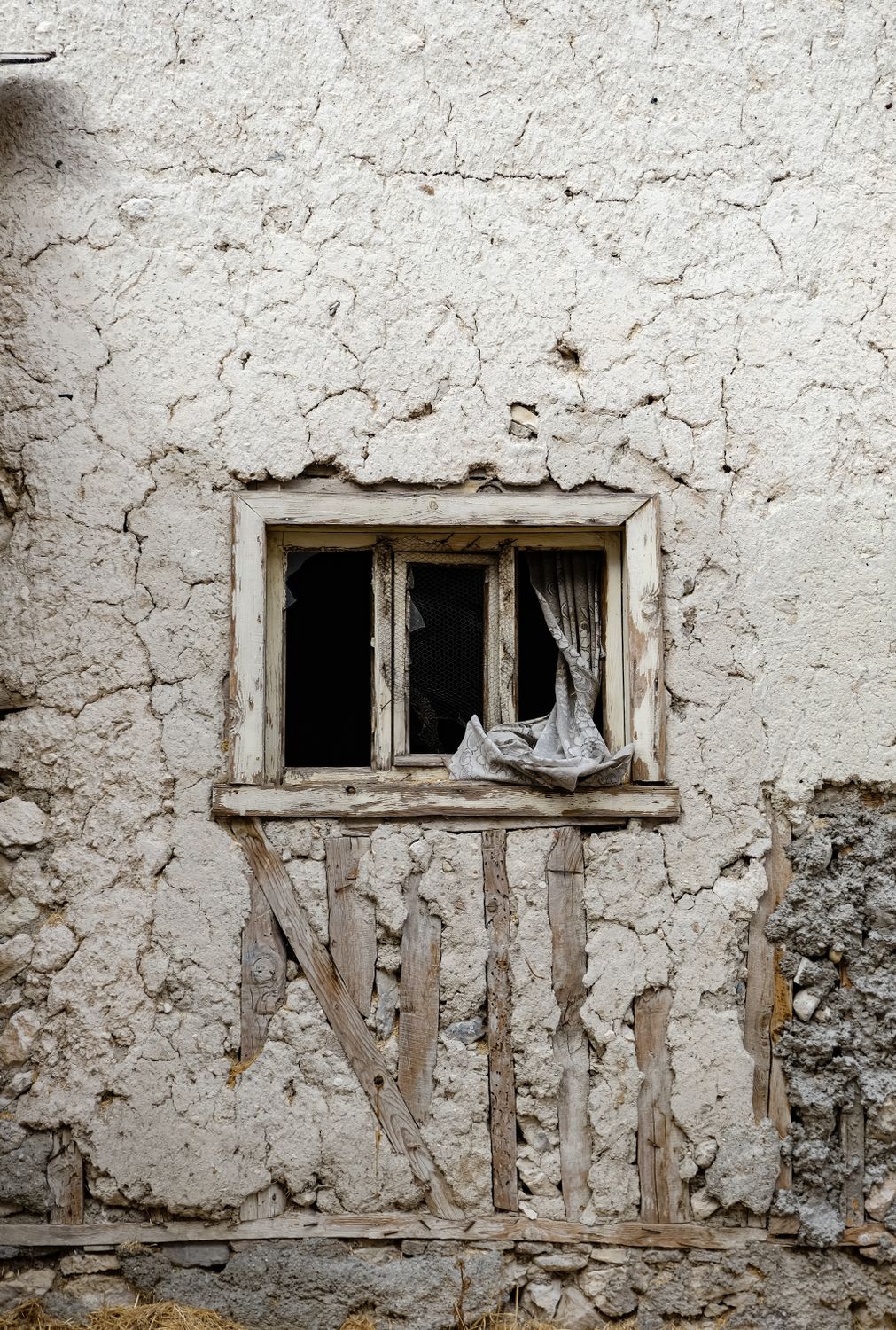 Weathered Abandoned Building with Cracked Wall · Free Stock Photo