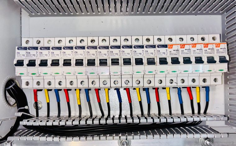 Cuadro eléctrico nuevo con automáticos ordenados y cableado por colores