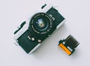 白色背景上，经典胶片相机的特写镜头滚动，展示着老式摄影设备