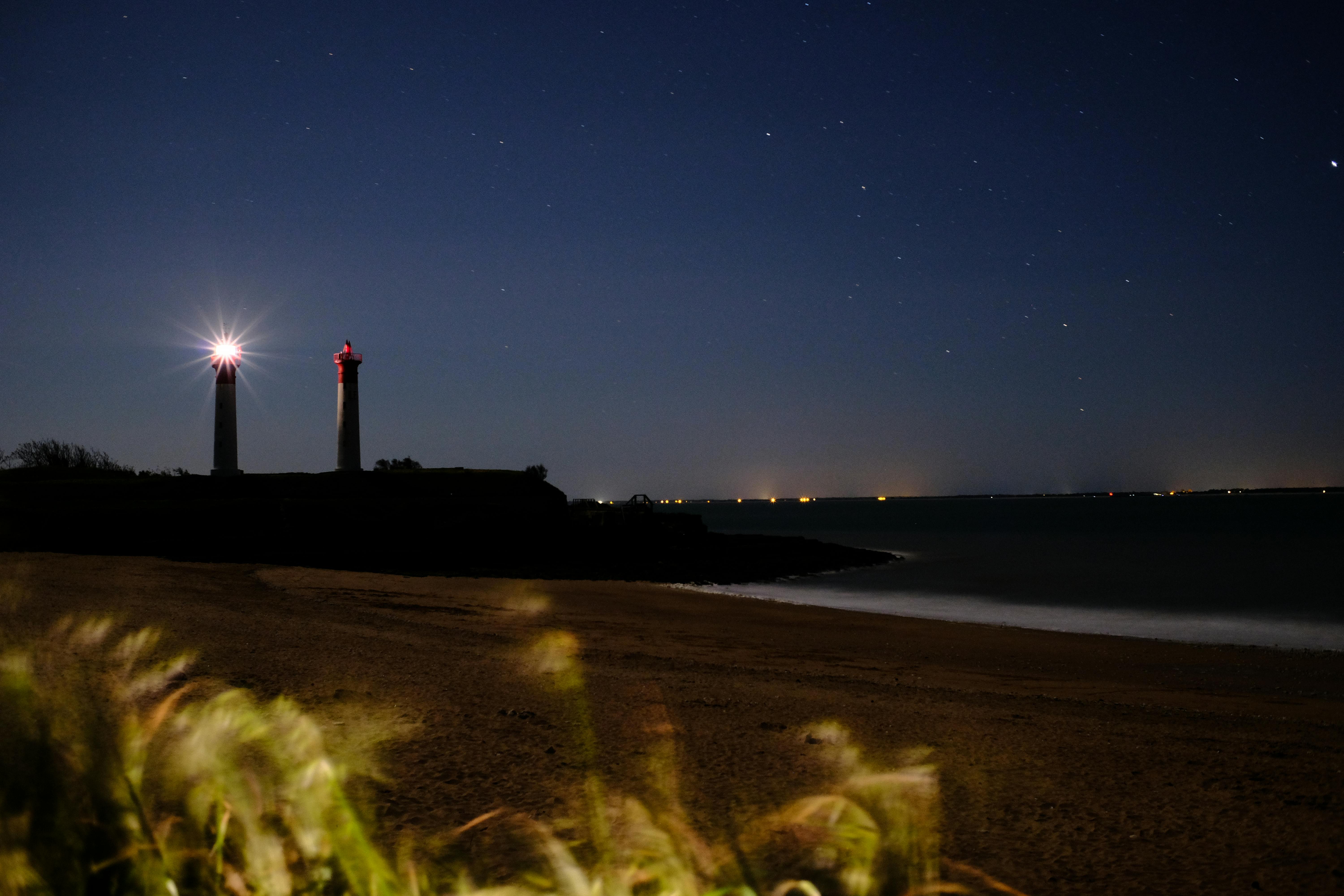 Superbe Vue Nocturne Des Phares Français Sur La Plage · Photo gratuite