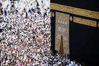 朝觐期间，大批穿着传统服装的朝圣者聚集在克尔巴