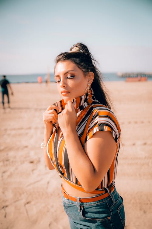 Selectieve Aandacht Foto Van Vrouw Alleen Poseren Op Het Strand