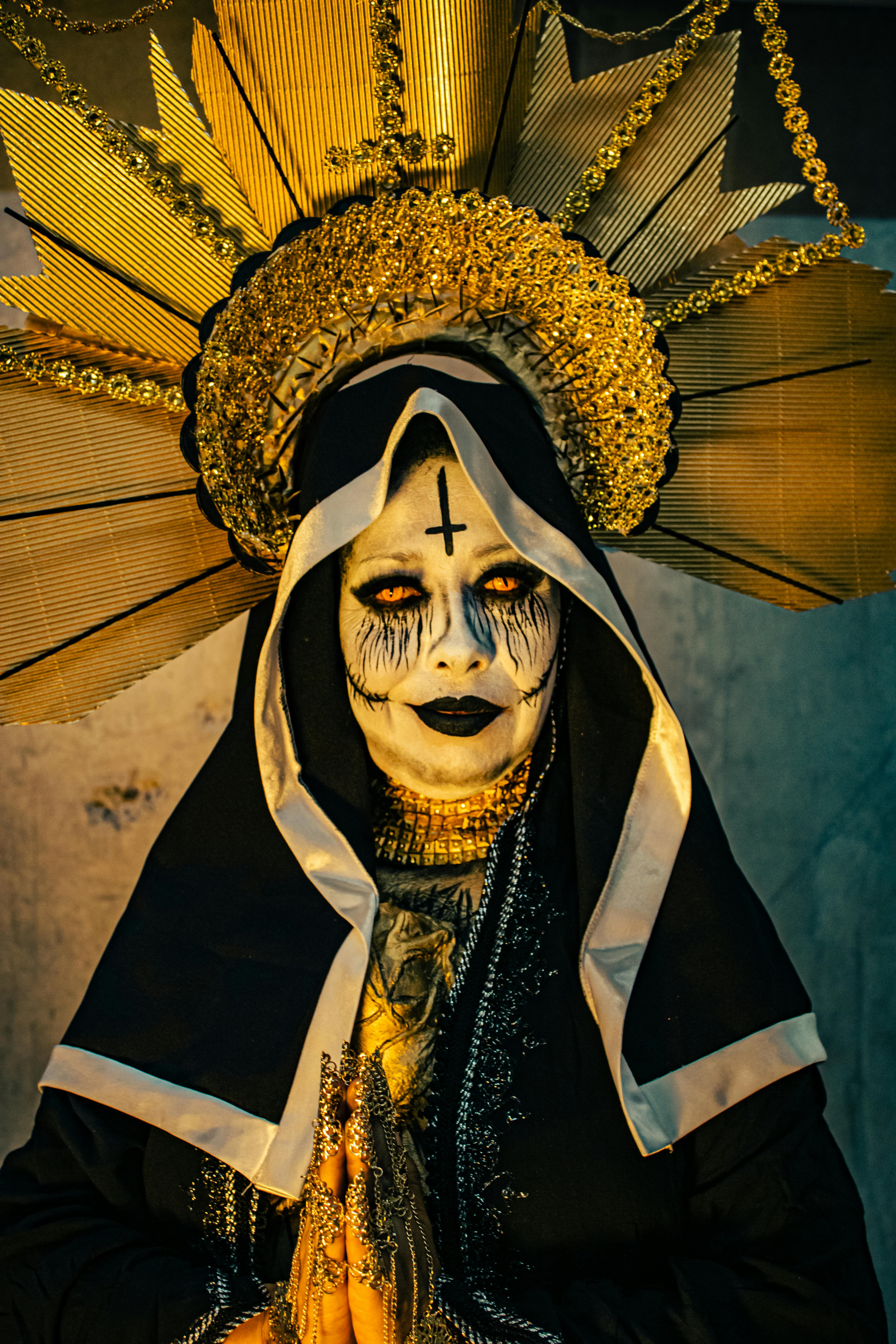 Ücretsiz altın başlık, Beyaz elbise, cadılar bayramı makyaj içeren Ücretsiz stok fotoğraf Stok Fotoğraflar