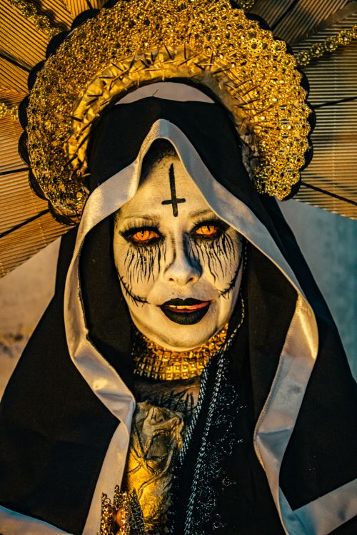 Free Artistic portrayal of a woman in horror makeup and costume, evoking a demonic nun. Captured in Ciudad de México. Stock Photo