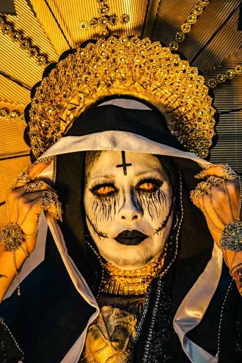 Free A striking horror-themed costume with dramatic makeup and gothic accessories, photographed in Ciudad de México. Stock Photo
