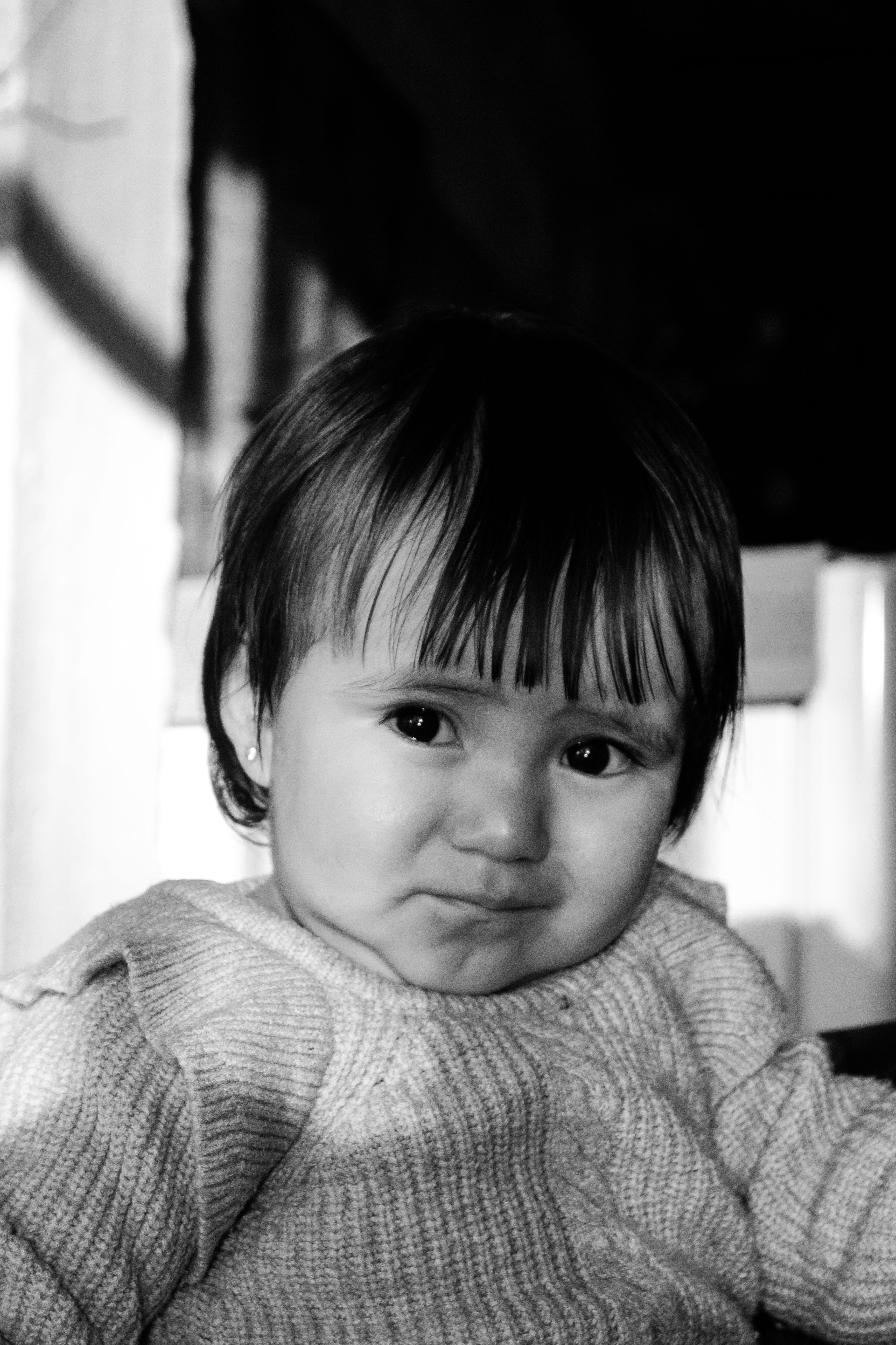 Retrato Expresivo De Un Bebé En Blanco Y Negro · Foto de stock gratuita