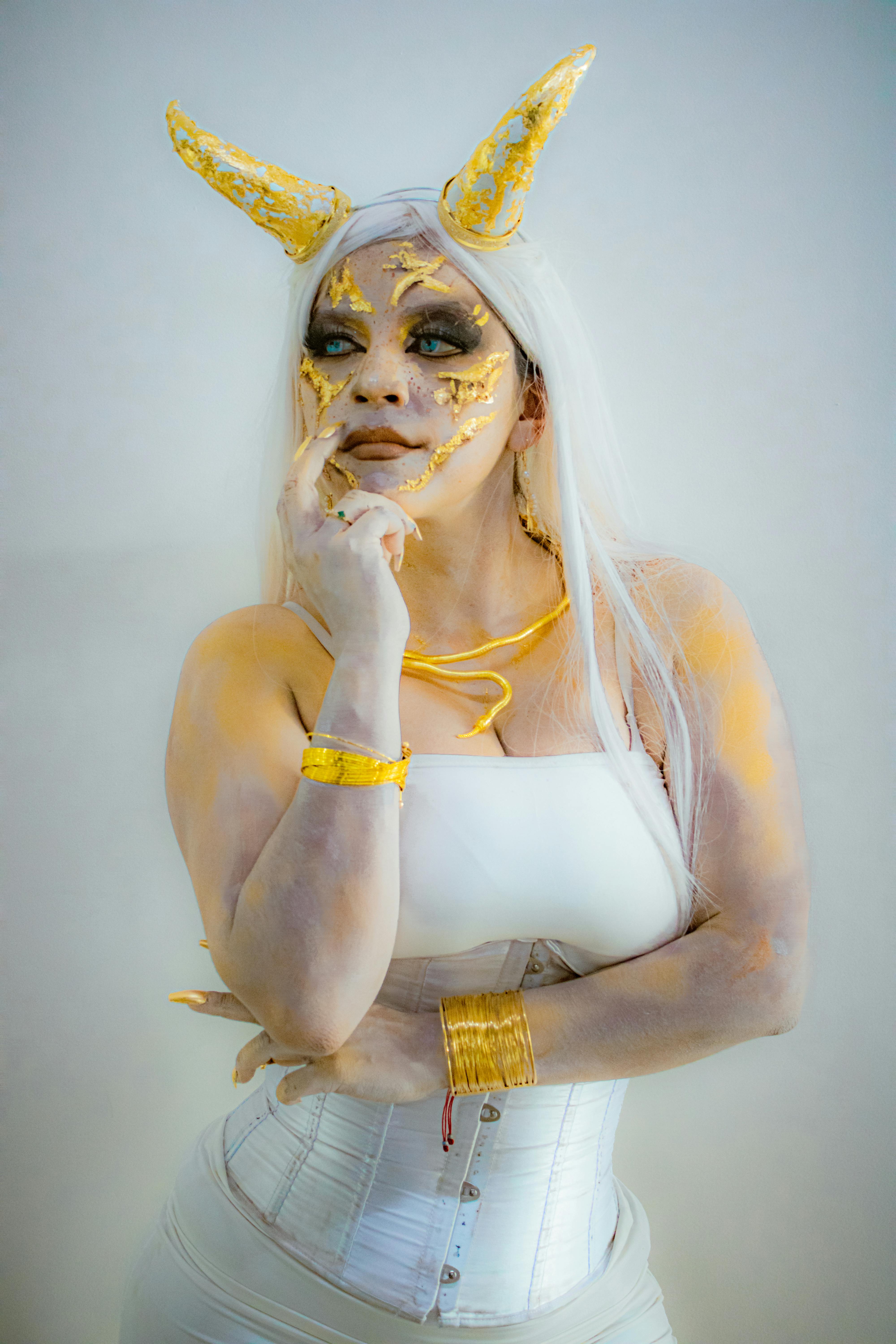 Ücretsiz Altın Boynuzlu Kadın Fantezi Kostümü Stok Fotoğraflar