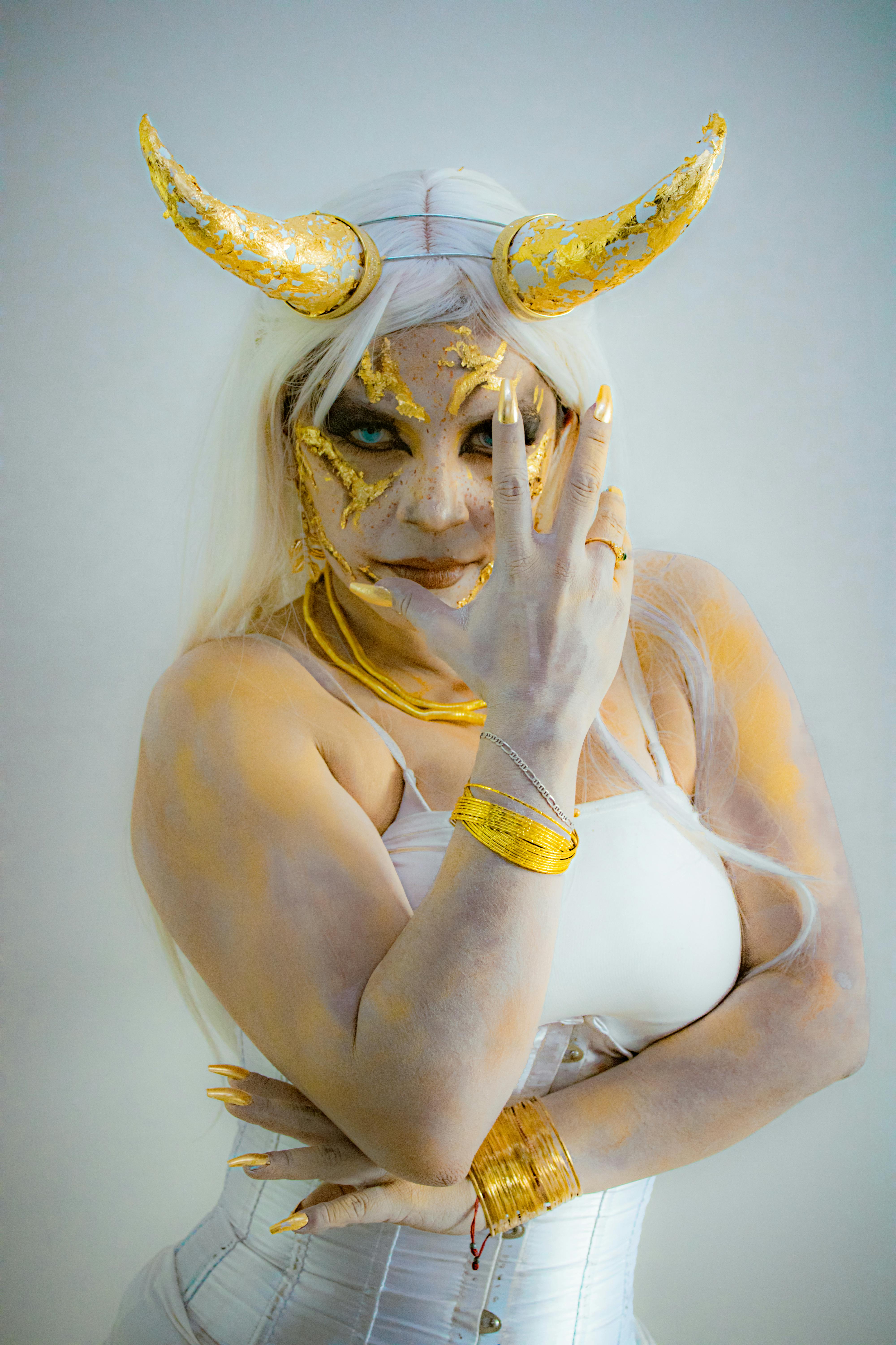 Ücretsiz Sanatsal Makyajlı Kadının Yaratıcı Portresi Stok Fotoğraflar