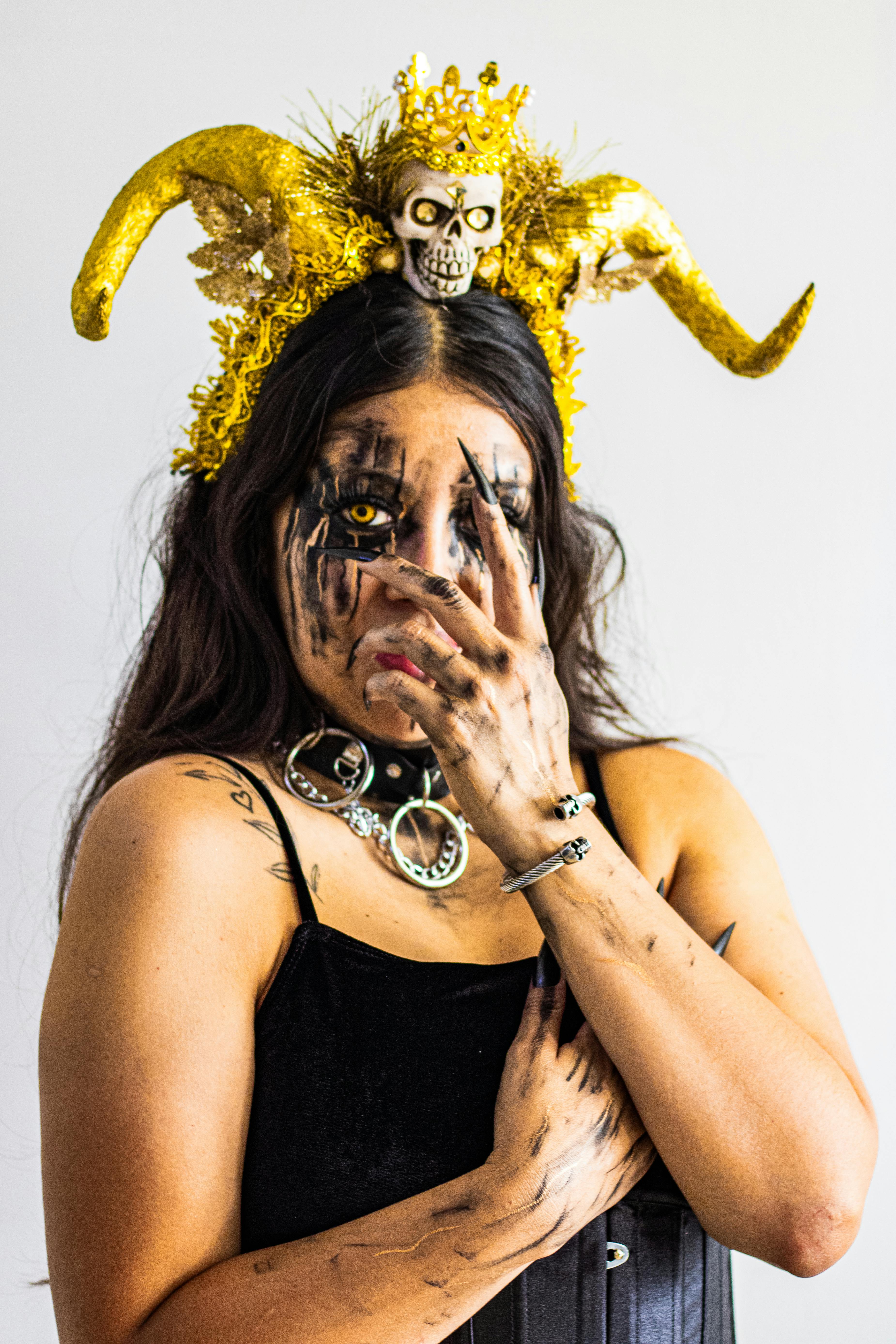 Gratuit Portrait D'un Costume Démoniaque Avec Des Cornes D'or Photos