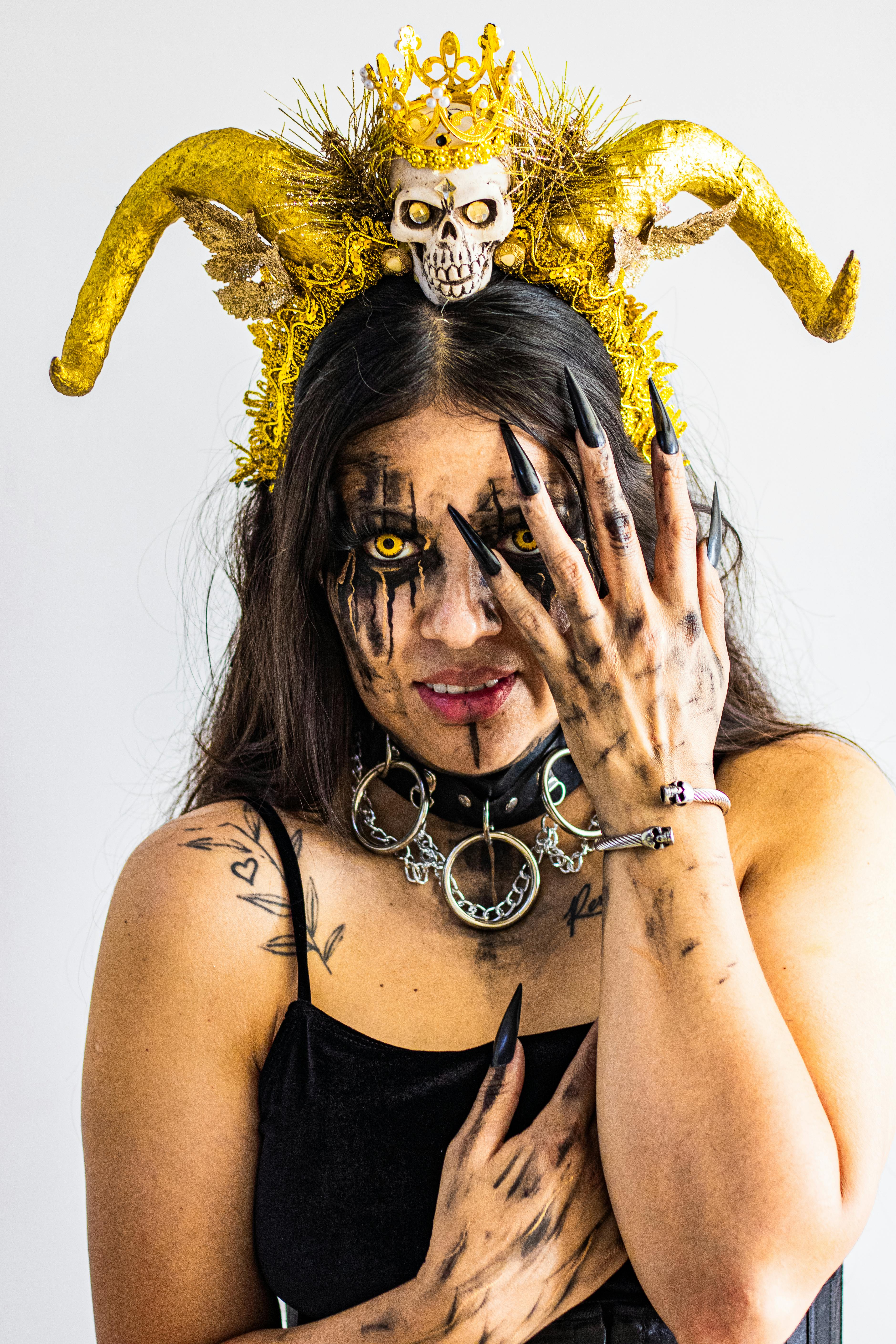 Gratuit Portrait En Costume D'horreur Avec Cornes Dorées Photos