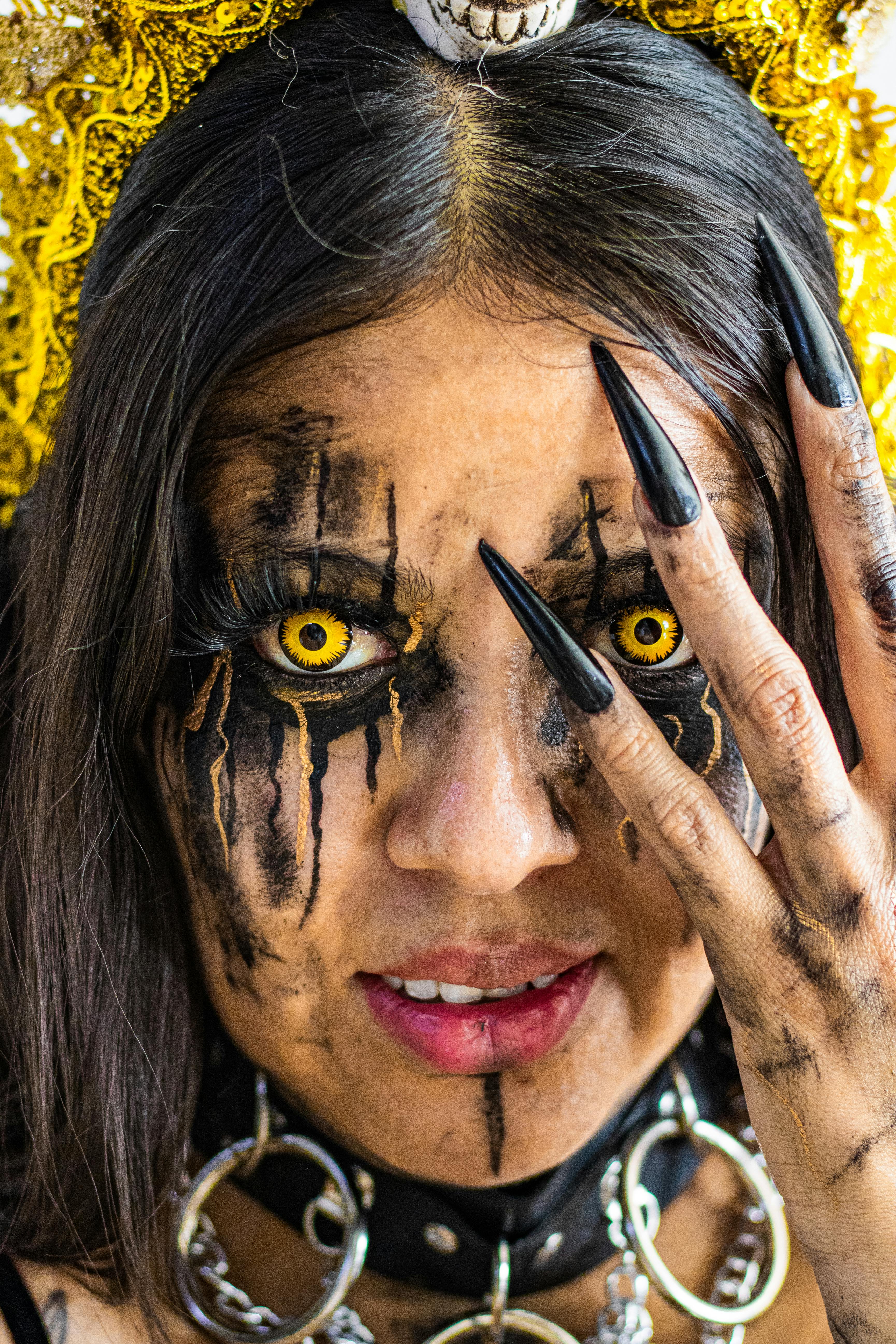 Gratuit Portrait De Maquillage D'horreur Dramatique Avec Des Accents Dorés Photos