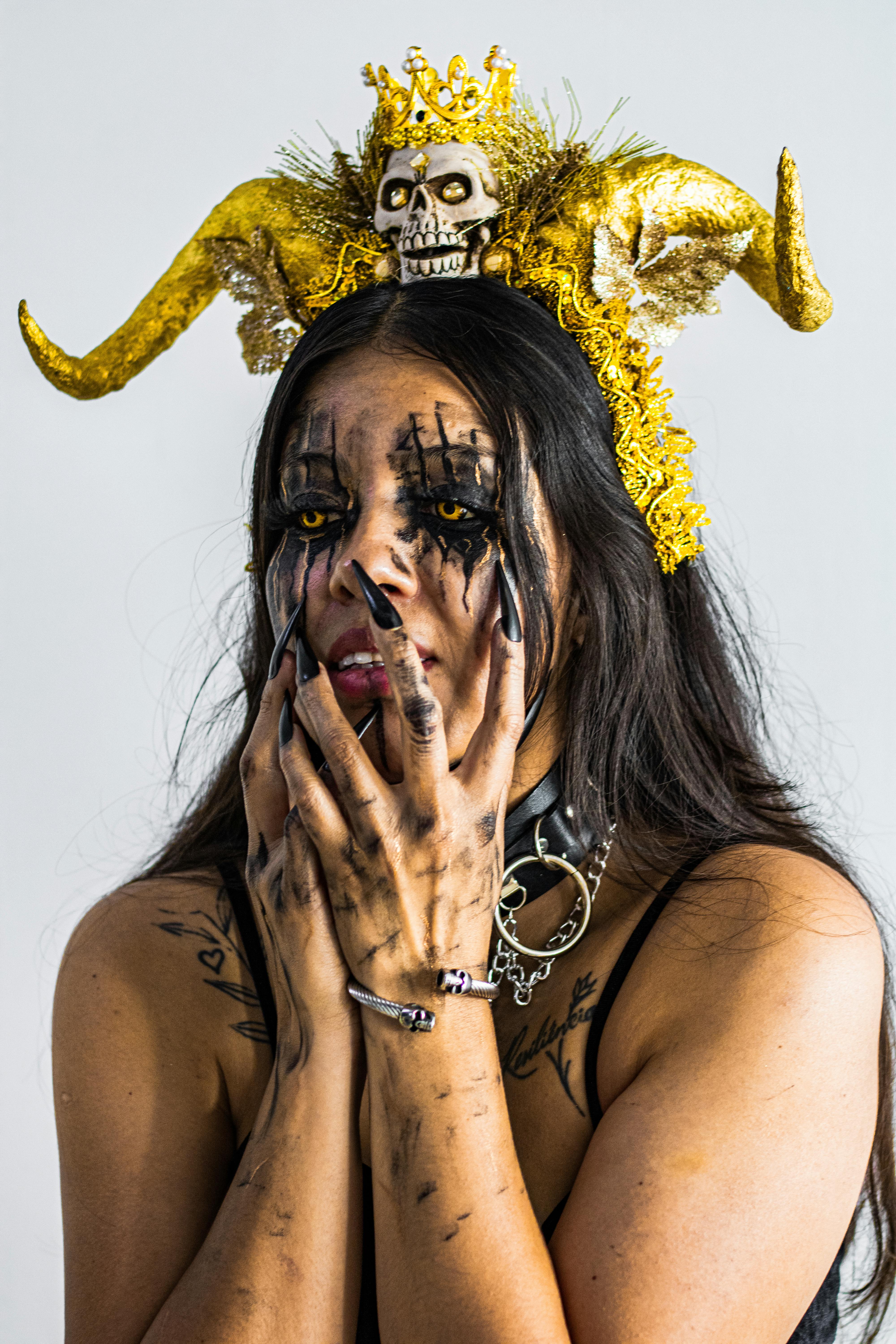 Gratuit Portrait Artistique D'une Femme Avec Une Couronne à Cornes En Or Photos