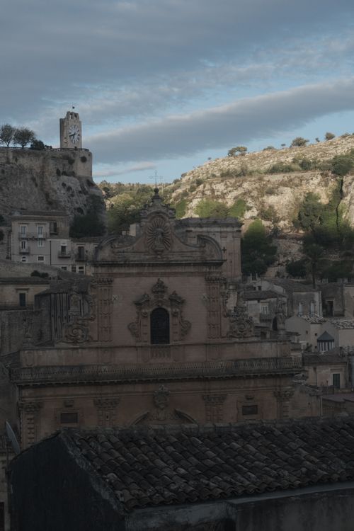 Free Explore the charming architecture with a classic Italian backdrop in a serene landscape. Stock Photo