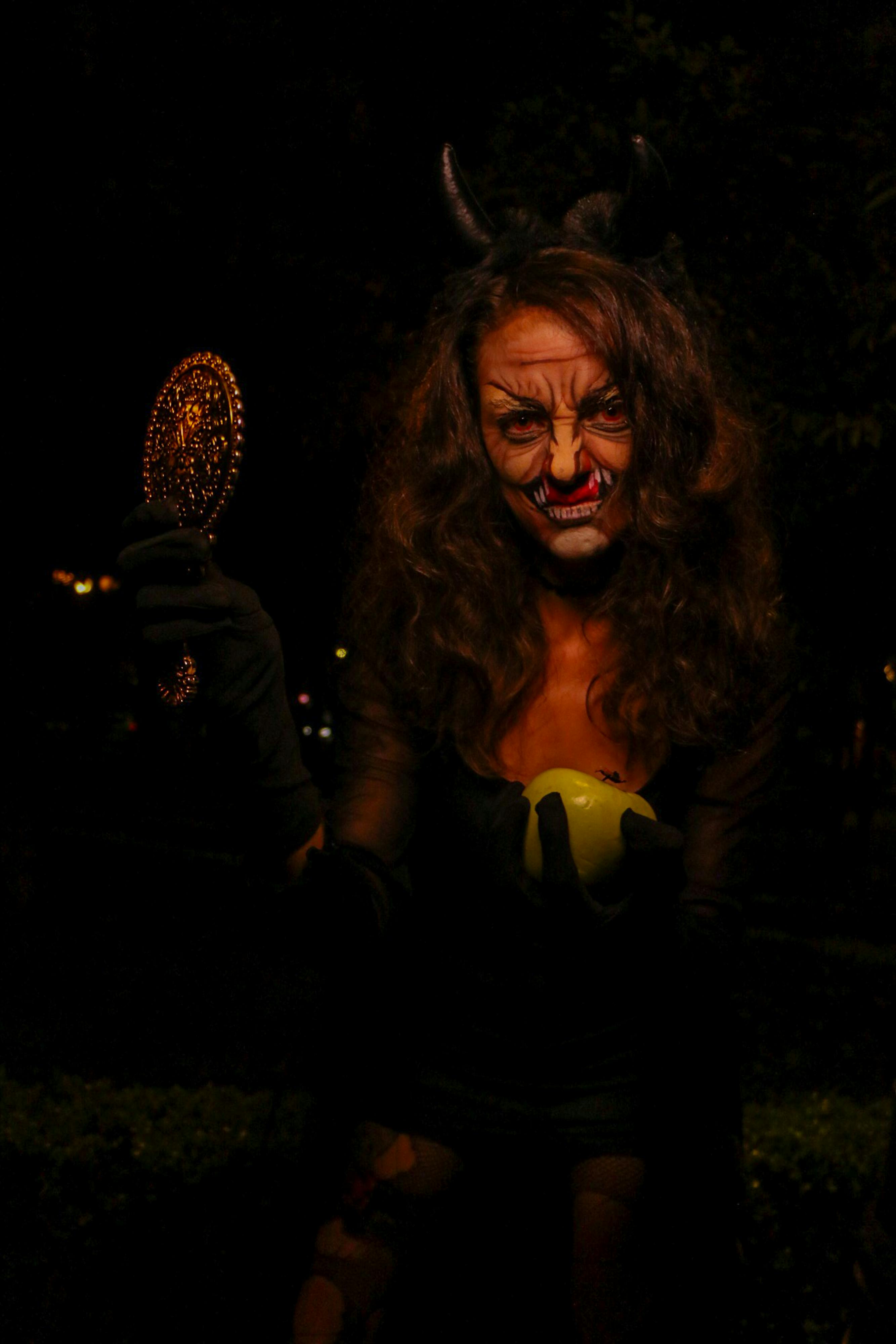 grátis Mulher Misteriosa Com Maquiagem De Halloween Segurando Espelho Foto profissional