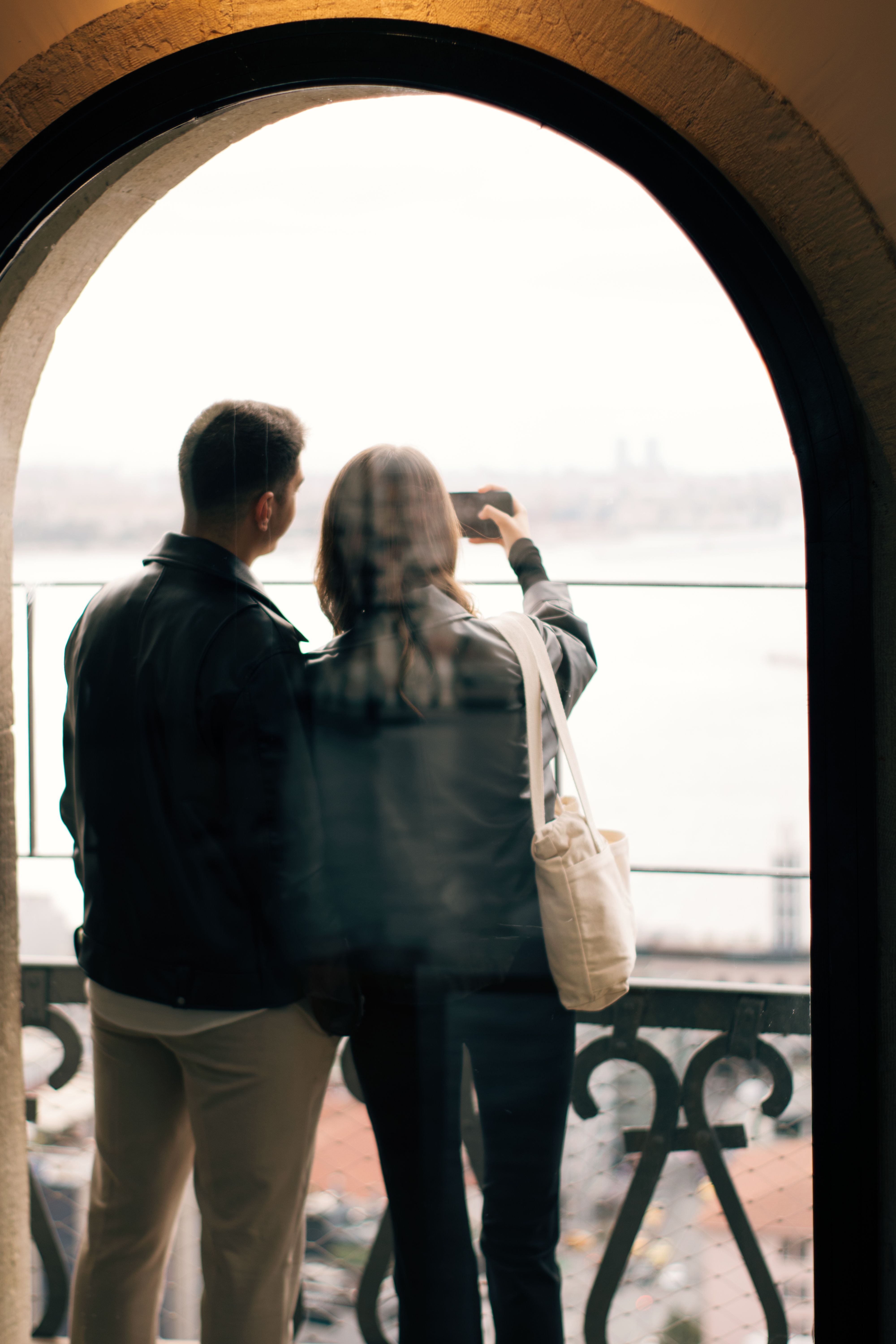 Online dating: starting a conversation on a niche platform