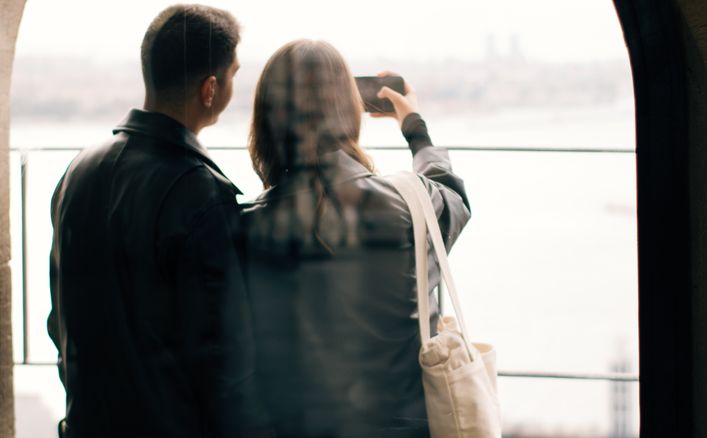 Online dating: starting a conversation on a niche platform