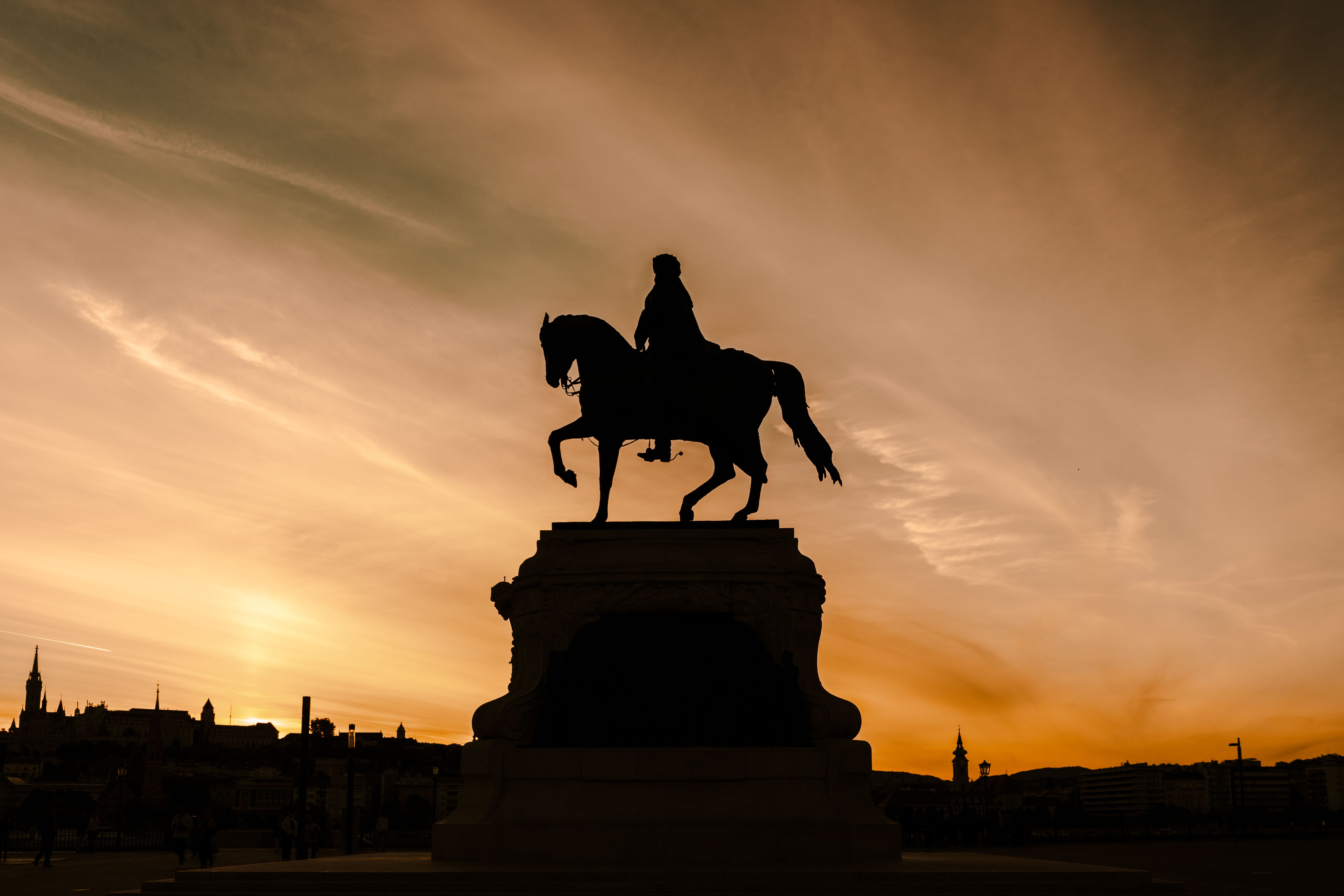 Silhouette D'une Statue équestre à Budapest Au Coucher Du Soleil