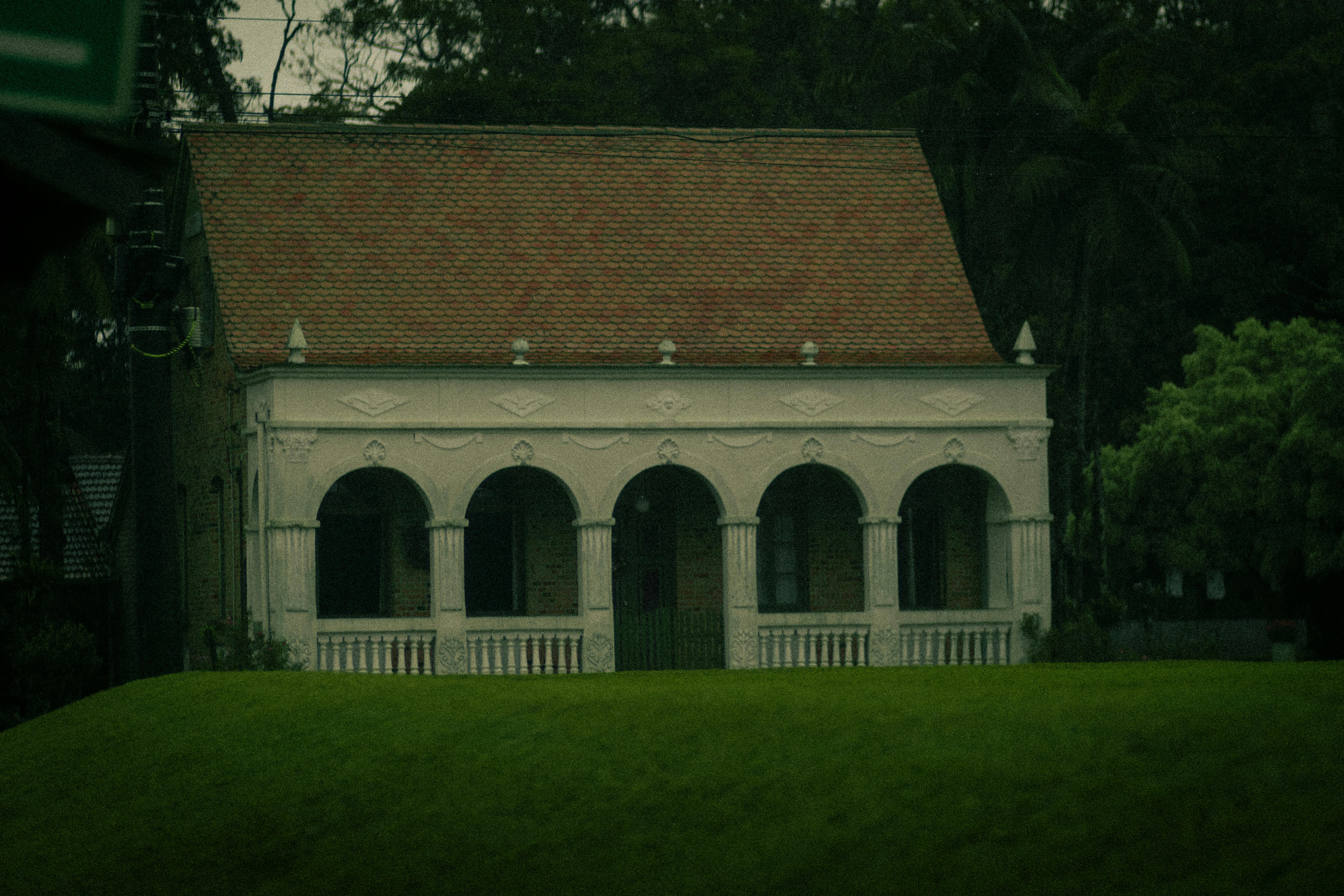 bezplatná Okouzlující Historický Dům S Klenutými Sloupy Základová fotografie