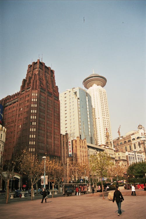 흰색과 갈색 콘크리트 고층 빌딩