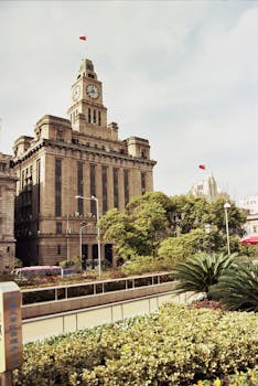 这座带有钟楼和旗帜的标志性建筑，非常适合建筑和旅游主题