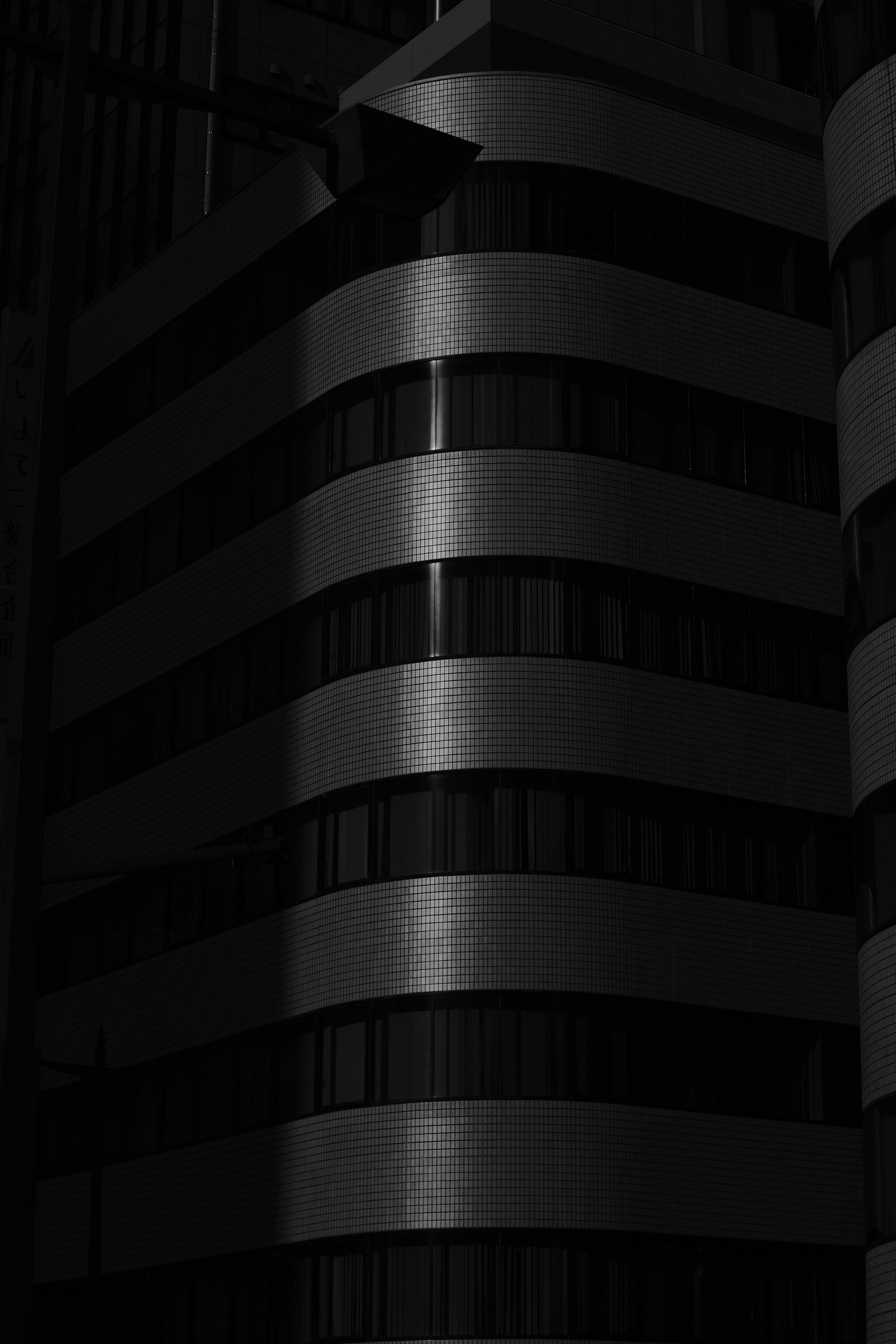 bezplatná Zastíněné Architektonické Fasády V Městské Panoráma Základová fotografie