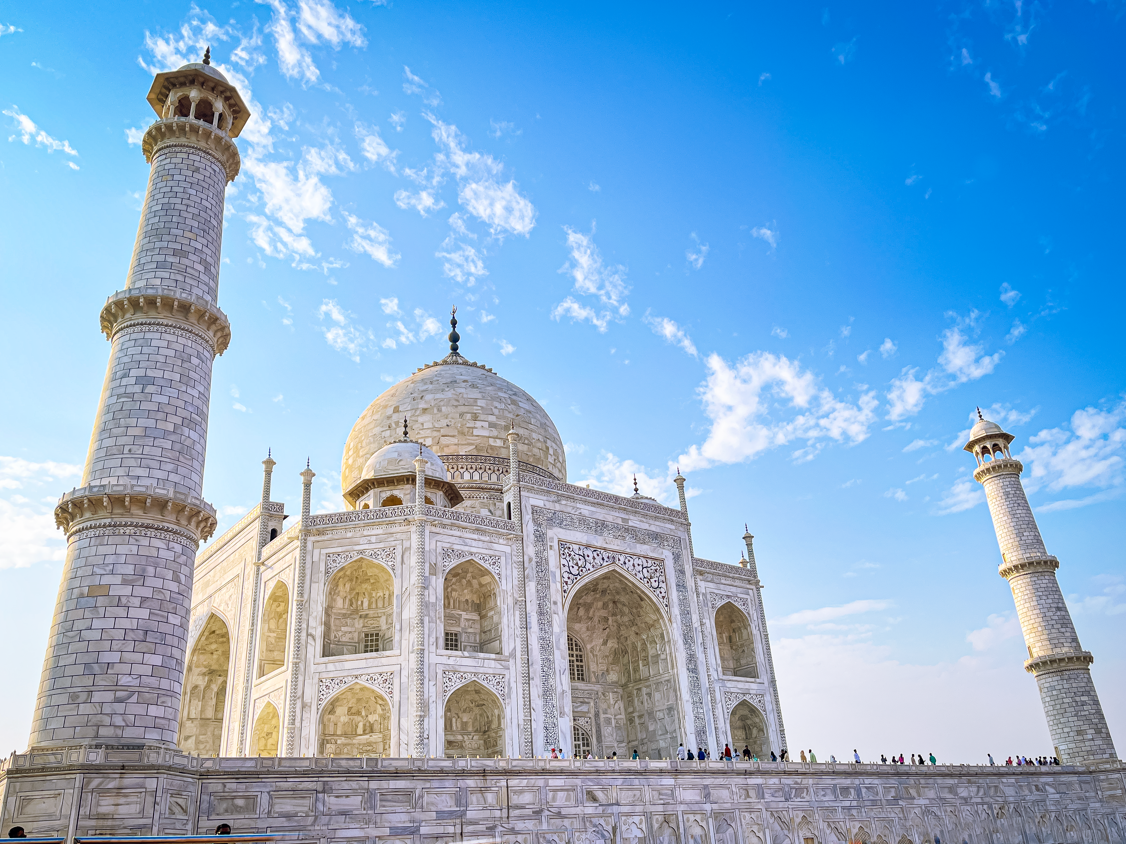 El Majestuoso Taj Mahal Bajo Un Cielo Azul Claro · Foto de stock gratuita