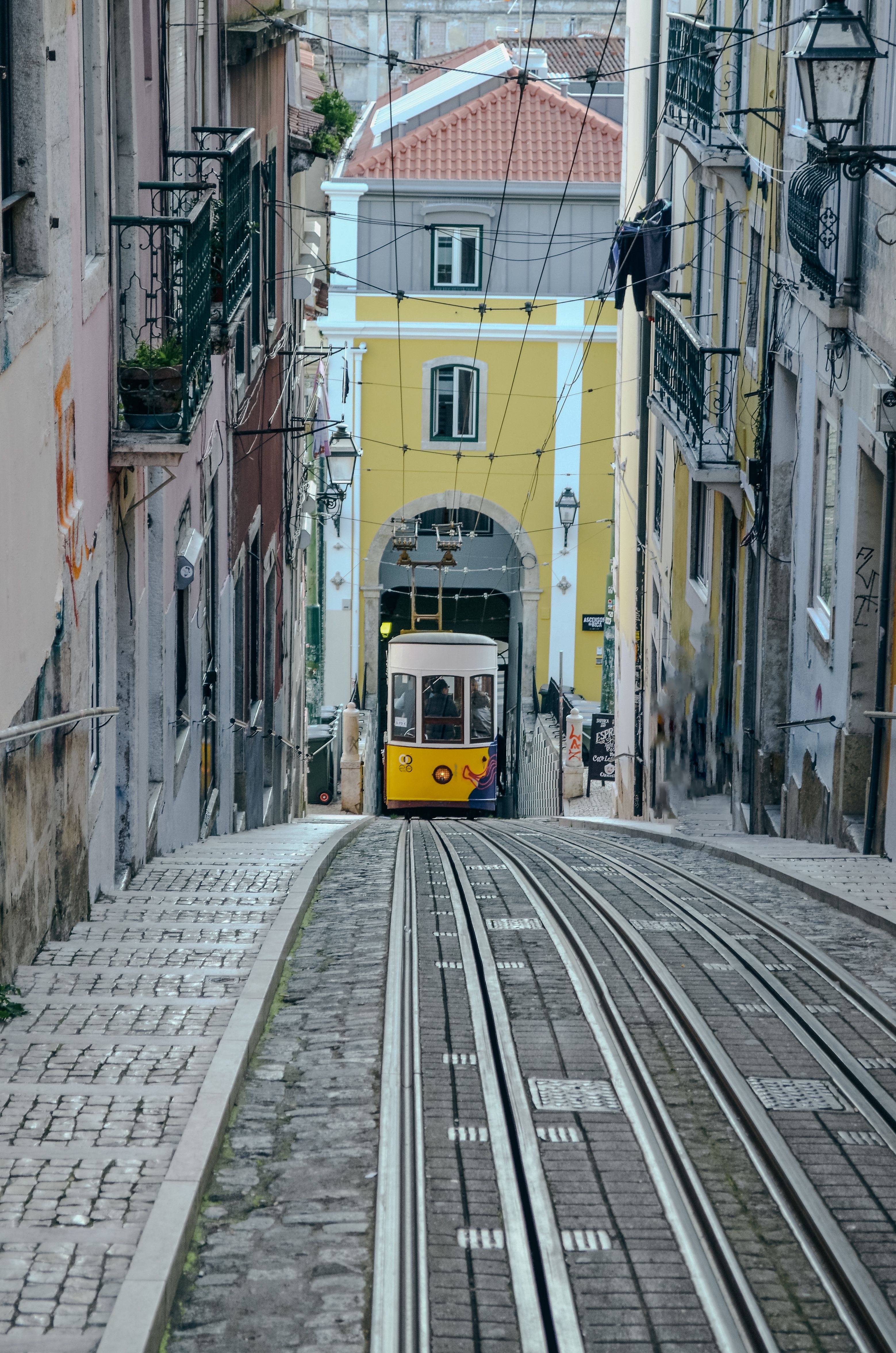 Tramvai iconic pe străzile Lisabonei la crepuscul