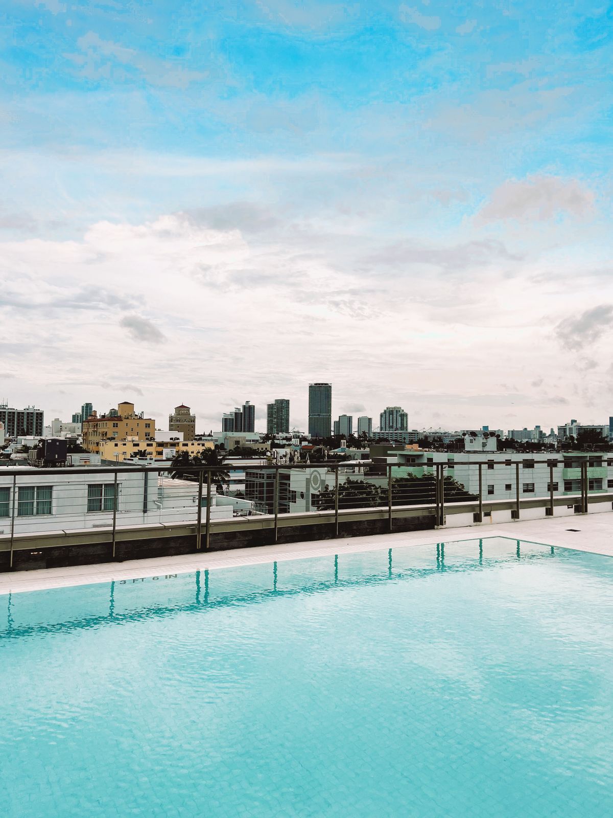 Ho boi vo cuc tren cao nhin ra skyline - phong cach Sky Villa Sun Thu Thiem