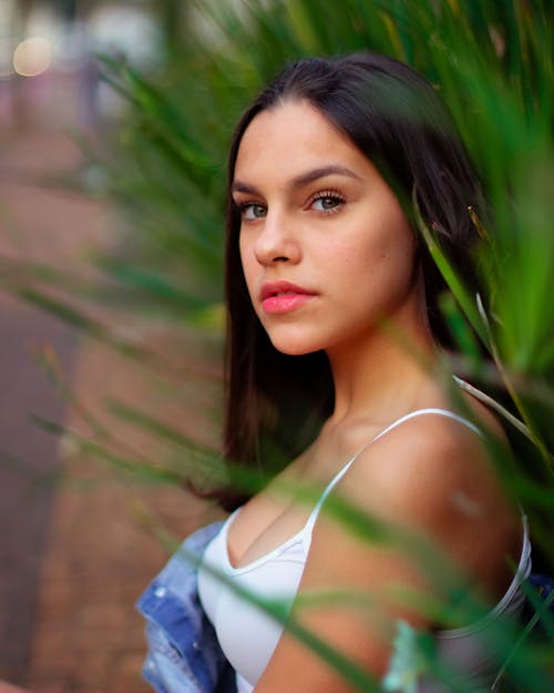 Foto Em Foco Raso De Mulher Vestindo Blusa Branca