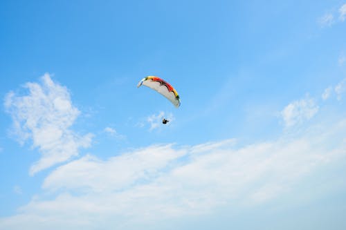 Gratis lagerfoto af blå himmel, eventyr, faldskærm